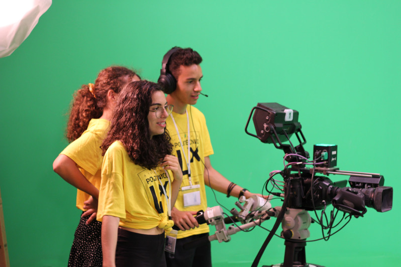 Participantes da Academia Politécnico LX no estúdio de televisão da ESCS