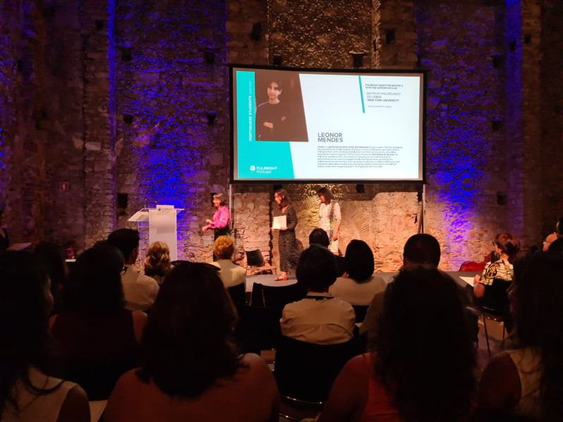 foto de 3 mulheres de pé num palco numa cerimónia de entrega de bolsas