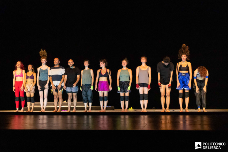 foto com grupo de bailarinos da num palco