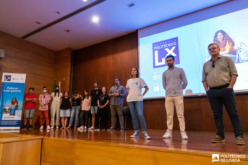 foto de várias pessoas num palco, em pé