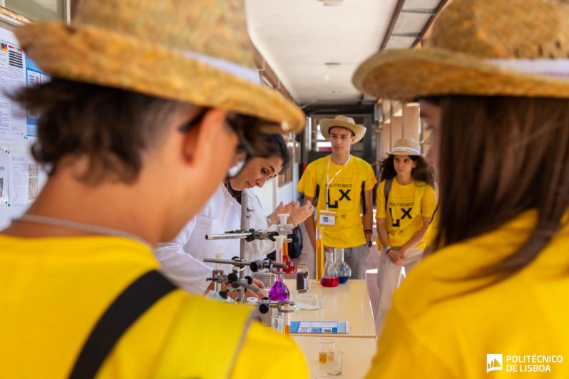 foto de vários jovens vestidos de amarelo a participar em experiências de engenharia Química