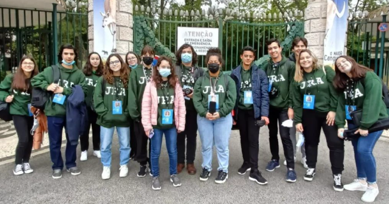 grupo de joves estudantes em pé frente ao Jardim Zoológico