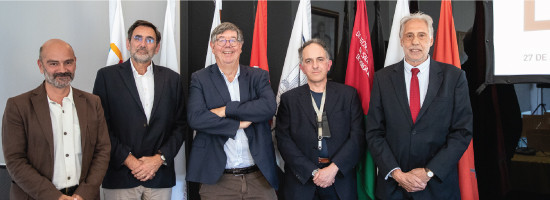 foto com 5 pessoas do género masculino, de pé junto a bandeiras