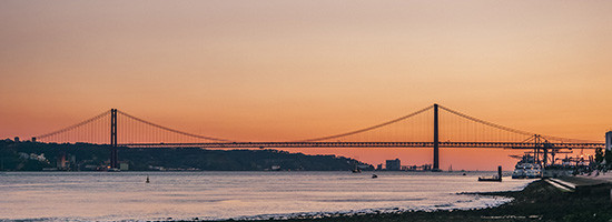 Por do sol sobre o rio Tejo e a ponte 25 de abril