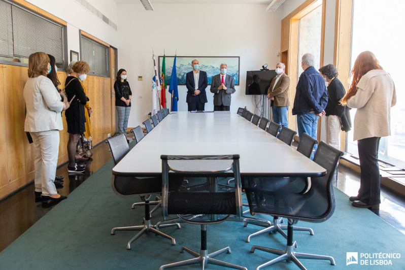 imagem da sala de reuniões do IPL com várias pessoas em pé na cerimónia de tomada de posse de Samuel Rego