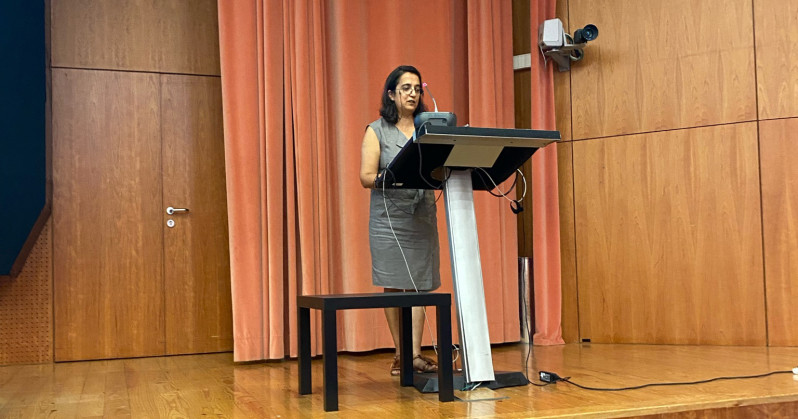 foto de professora num palco a discursar