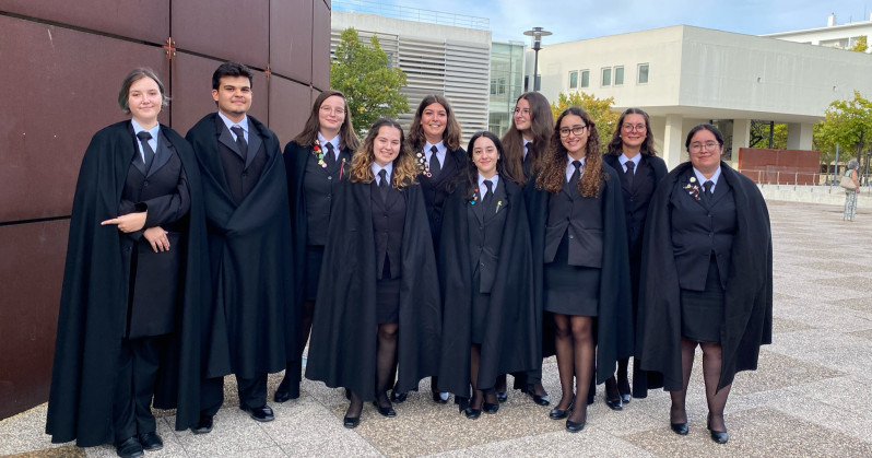 foto de vários estudantes trajados no exterior da escola