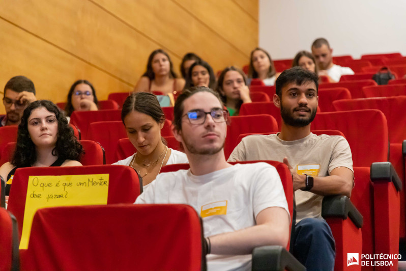 estudantes sentados num auditório