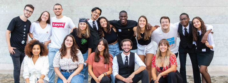 jovens rapazes e raparigas no exterior de uma escola