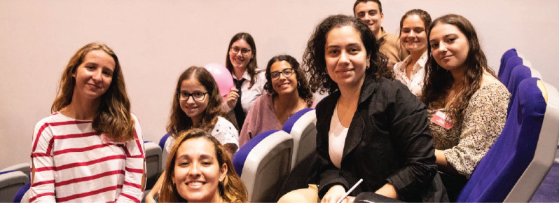 jovens sentados nas cadeiras de um auditório