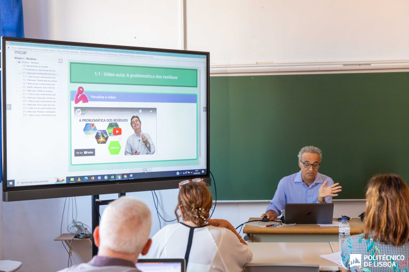 professores sentados numa sala de aula da ESELx numa formação sobre moodle