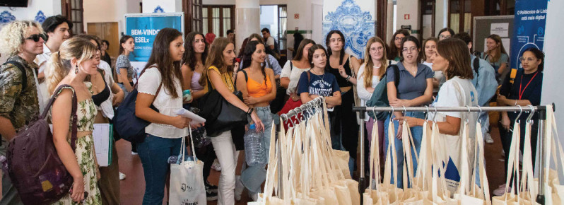 estudantes do IPL a receber o kit de boas-vindas