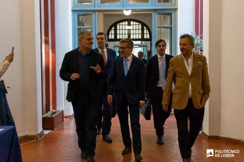 Carlos Moedas ao centro, à esquerda o vice-presidente do IPL e à direita o presidente da ESELx