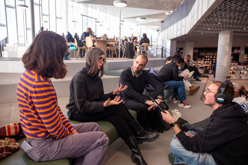 Grupo de estudantes da ESCS em reportagem com professores da universidade de Oslo