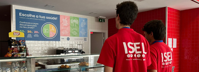 alunos do ISEL, a ver os painéis informativos do PASS-IPL