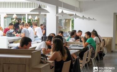 Estudantes na cantina do ISEL
