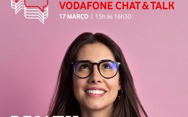 imagem com fundo rosa, com uma estudante de óculos a sorrir a olhar para cima, onde tem o texyto Vodafone chat and talk