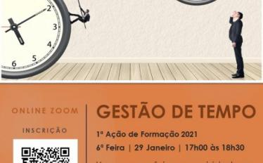 Imagem dividida em 2 partes, um com fundo claro com a ilustração de uma pessoa a observar 5 relógios, outra com o fundo laranja com o texto: "Gestão de Tempo"