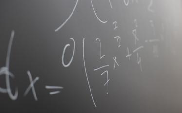 imagem de quadro preto com inscrições matemáticas