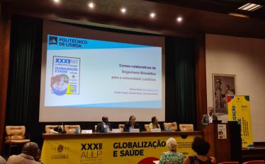 foto de pessoas num encontro com apresentação de comunicações 
