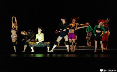 alunos da escola superior de dança a atuar em palco