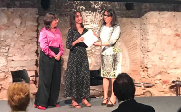 foto com 3 mulheres de pé num palco numa cerimónia de entrega de bolsas