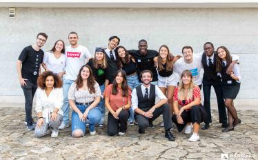 estudantes juntos à frente da escola