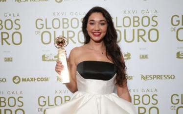 atriz Rita Rocha Silva com o Globo de Ouro