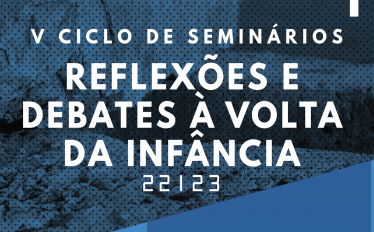 Texto escrito "V Ciclo de Seminários | Reflexões e Debates à Volta da Infância" com fundo azul