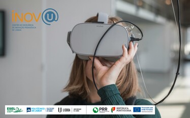 Pessoa a utilizar óculos de realidade virtual num ambiente de inovação tecnológica