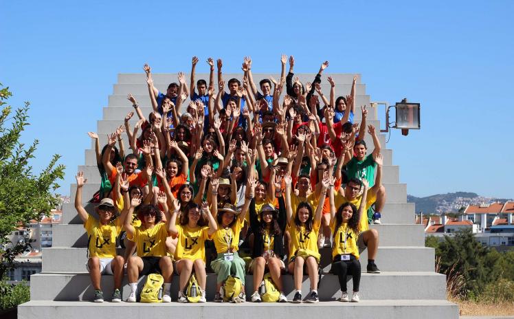 Grupo de participantes da Academia Politécnico LX nas escadas da ESCS