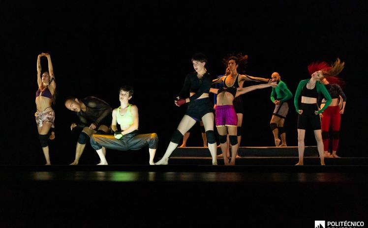 alunos da escola superior de dança a atuar em palco