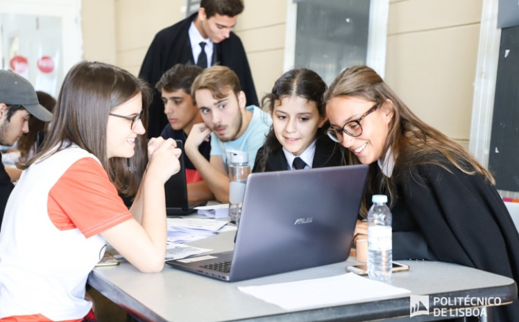 Alunos IPL ao computador