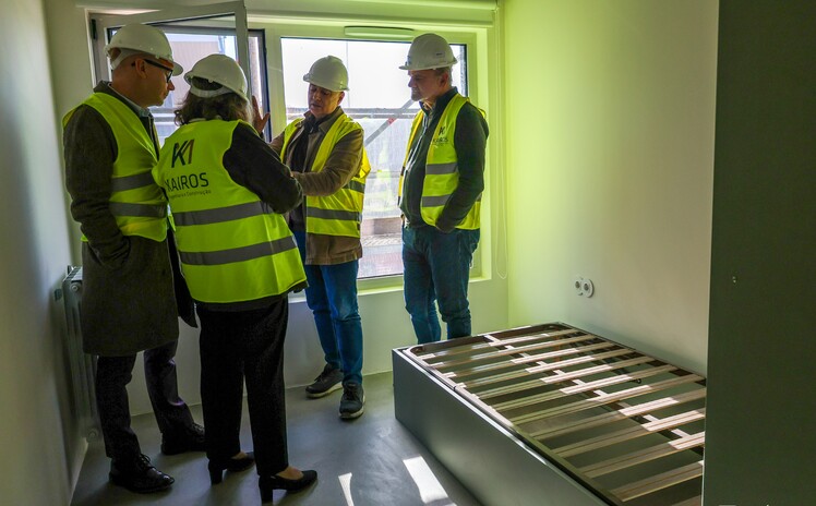 Foto da Visita ao Quarto modelo da futura residência de estudantes da Venda Nova (Amadora) 