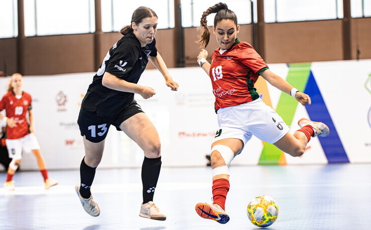 Jogadoras femininas num jogo de futsal